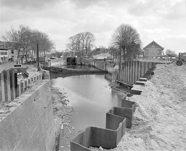 882260 Afbeelding van de werkzaamheden voor de restauratie van de Oude Sluis te Vreeswijk (Nieuwegein).